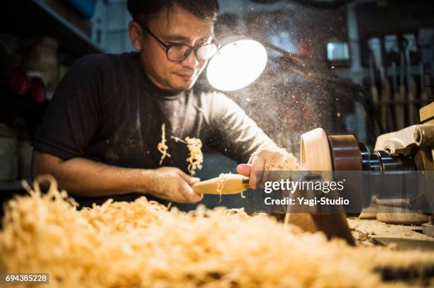 mannelijke craftsperson werken in studio - kunst en nijverheid stockfoto's en -beelden