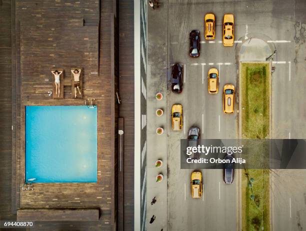 coouple op een dak van new york city. beeld-compositie. - york hotel stockfoto's en -beelden