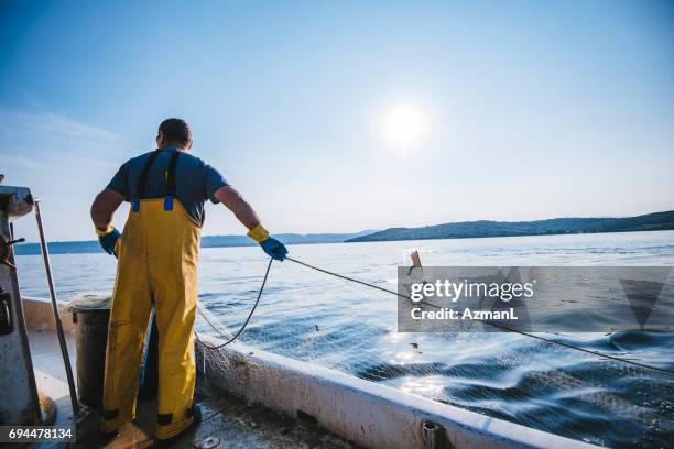 ce que je vais attraper aujourd'hui ? - bateau de pêche photos et images de collection