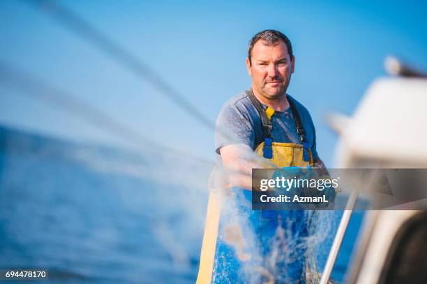 concentré sur la pêche - pêcheur photos et images de collection