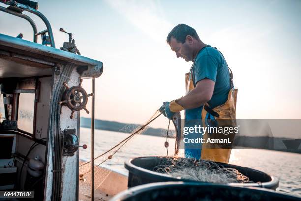 commencer la journée - pêcheur photos et images de collection