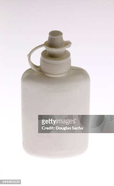 eye dropper bottle on a white background - solution saline photos et images de collection
