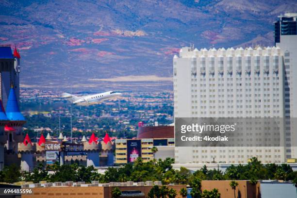 las vegas hotel casino edificios con avión en primer plano - aeromexico fotografías e imágenes de stock