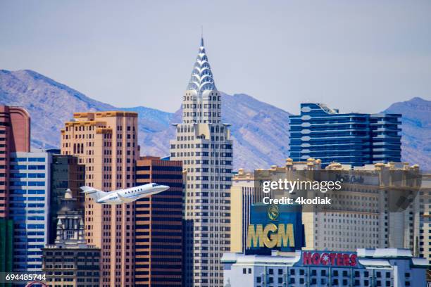 las vegas hotel casino edificios con avión en primer plano - aeromexico fotografías e imágenes de stock