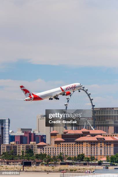 拉斯維加斯酒店賭場林立，在前臺起飛的飛機 - american airlines centre 個照片及圖片檔