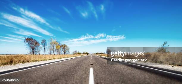 openbare weg in de australische outback - country road australia stockfoto's en -beelden
