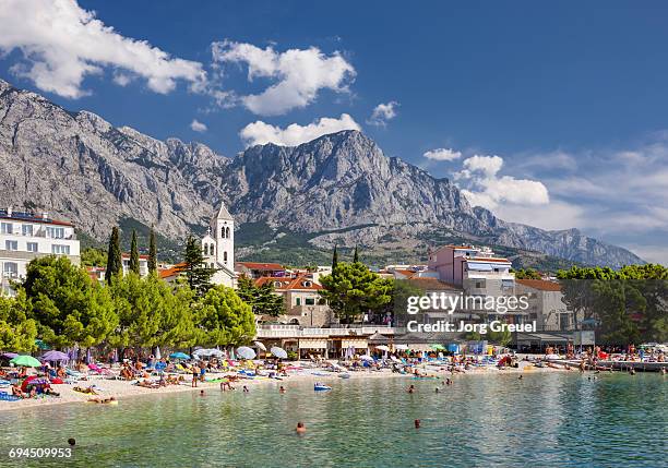 baska voda and biokovo mountain range - croazia 個照片及圖片檔