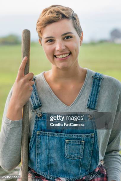 farmer lächeln - short hair for fat women stock-fotos und bilder