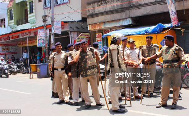 police on duty in india - police confrontation stock pictures, royalty-free photos & images