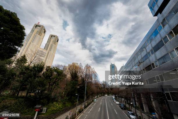 shinjuku skyscrapers on a sunny day - regierungsgebäude der präfektur tokio stock-fotos und bilder