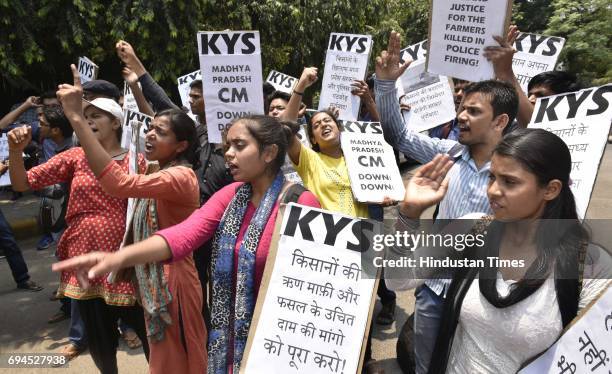 Members of Krantikari Yuva Sangathan protesting against Shivraj Singh's government for police firing on farmers, at Madhya Pradesh Bhawan, on June...