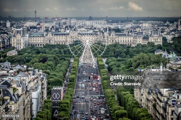 aerial view of avenue des champs-elysees - bairro de champs elysées imagens e fotografias de stock