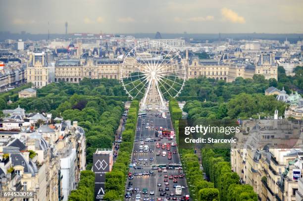 aerial view of avenue des champs-elysees - bairro de champs elysées imagens e fotografias de stock