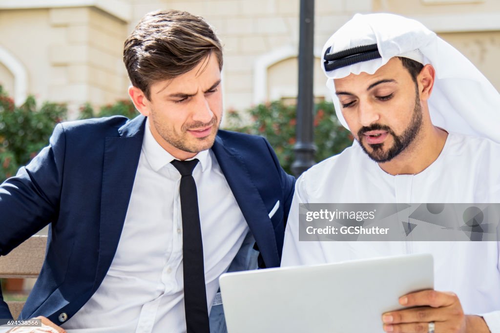 Arabische Geschäftsmann zeigt sein Geschäftsmodell mit digital-Tablette