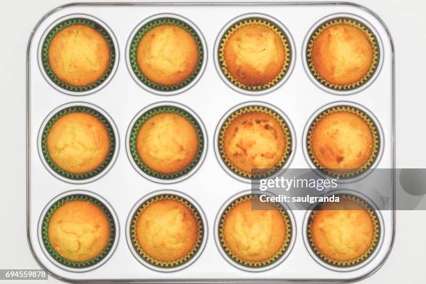 a baking tray full of muffins - ダース ストックフォトと画像