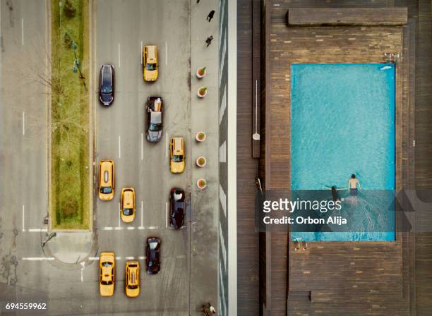paar auf einem dach in new york city. bildkomposition. - conceptualrealismtrend stock-fotos und bilder