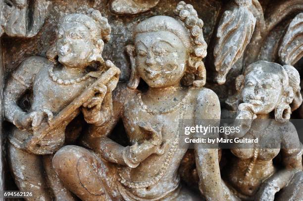 an intricate sculpture depicting hindi deities at the harshat mata temple in the village of abhaneri, rajasthan, india - chand baori stockfoto's en -beelden