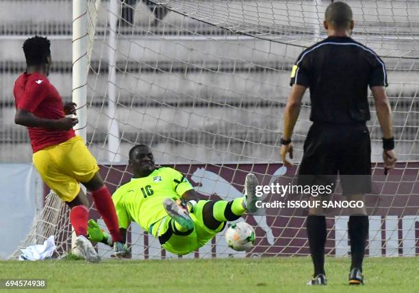 Guinea's Abdoulaye Sadio Diallo scores a goal against Ivory Coast's golkeeper Sylvain Gbohouo during the 2019 African Cup of Nations qualifyer...