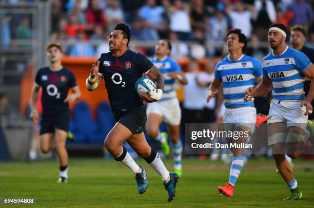 Denny Solomona of England breaks through to score the winning try during the International Test match between Argentina and England at Estadio San...