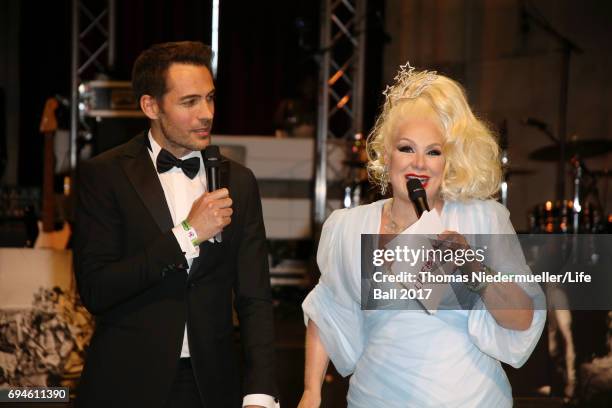 Alexander Mazza and Dianne Brill speak at the Life Ball 2017 Gala Dinner at City Hall on June 10, 2017 in Vienna, Austria.