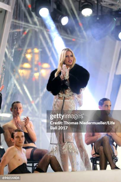 Susan Holmes McKagan performs on stage during the Life Ball 2017 show at City Hall on June 10, 2017 in Vienna, Austria.