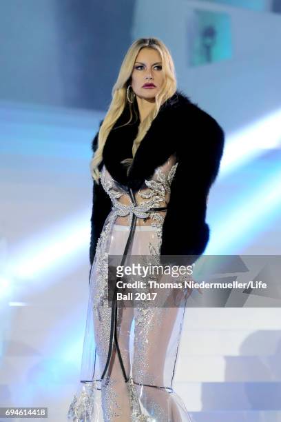 Susan Holmes McKagan performs on stage during the Life Ball 2017 show at City Hall on June 10, 2017 in Vienna, Austria.