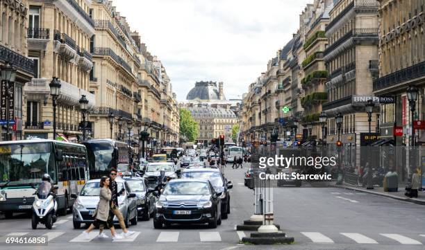 parisian street scene and architecture - the marais stock pictures, royalty-free photos & images