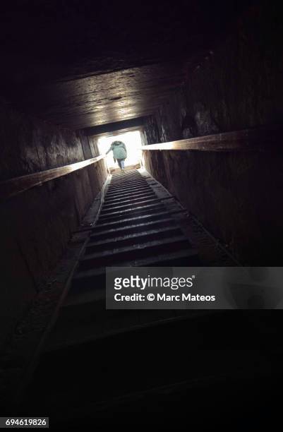 túnel de ascensión de la pirámide de unas - marc mateos stock pictures, royalty-free photos & images