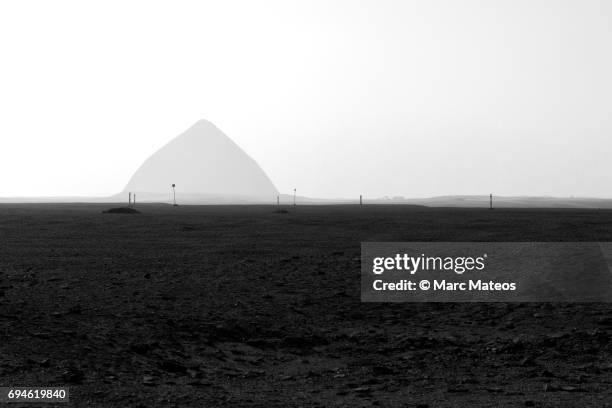 pirámide romboidal de snefru en dahshur - marc mateos stock pictures, royalty-free photos & images