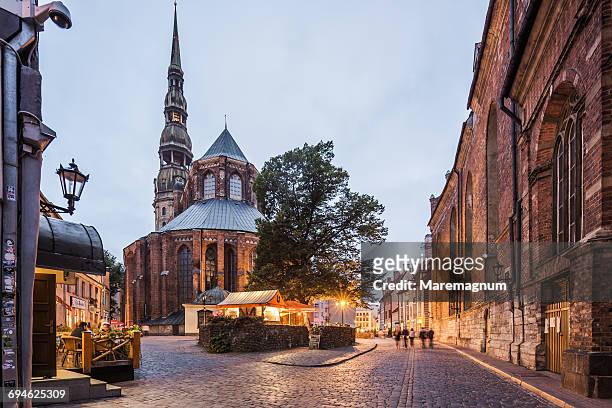 the apse and the bell tower of st. peter church - latvia photos et images de collection