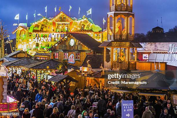 london's winter wonderland in hyde park - winter wonderland londen stockfoto's en -beelden