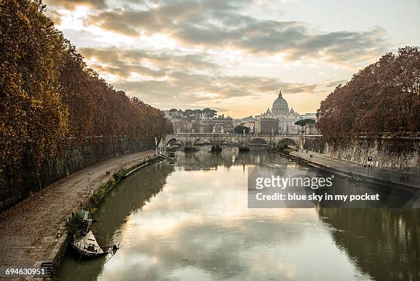 the river tiber looking towards the vatican - river tiber stock pictures, royalty-free photos & images