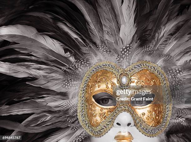 eyes behind mask. - masquerade mask stockfoto's en -beelden