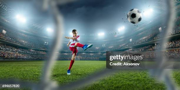 football enfants joueurs de marquer un but - penalty photos et images de collection
