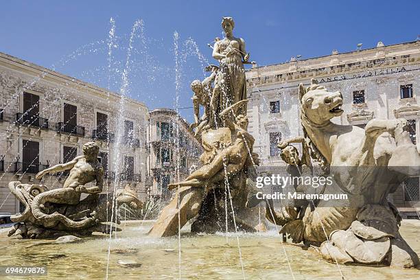 ortigia (ortygia), piazza (square) archimede - sicily italy stock pictures, royalty-free photos & images