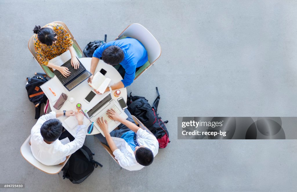 Université étudiants étudient dans un groupe