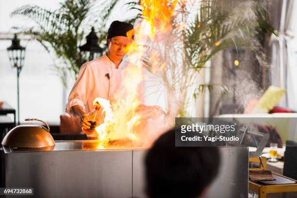 chef cottura carne sul piatto di ferro - japanese restaurant foto e immagini stock