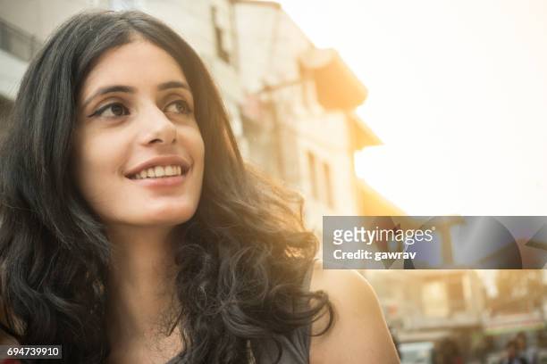 一個快樂的亞洲女孩在城市街道上的特寫鏡頭。 - beautiful east indian women 個照片及圖片檔