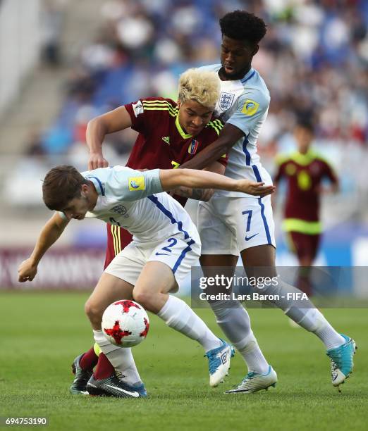 Adalberto Penaranda of Venezuela battles with Jonjoe Kenny and Josh Onomah of England during the FIFA U-20 World Cup Korea Republic 2017 Final...