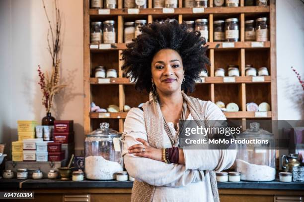 portrait of small business owner - african woman shopping photos et images de collection