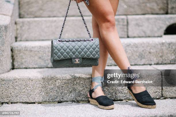 May Berthelot, fashion blogger and Head of Legal at Videdressing.com, wears an Asos white sleeveless top with ruffles, a Levis blue denim short,...