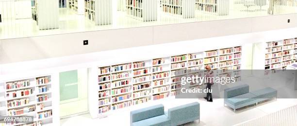 bibliothèque publique de stuttgart, allemagne - stadtbibliothek - konzepte und themen photos et images de collection