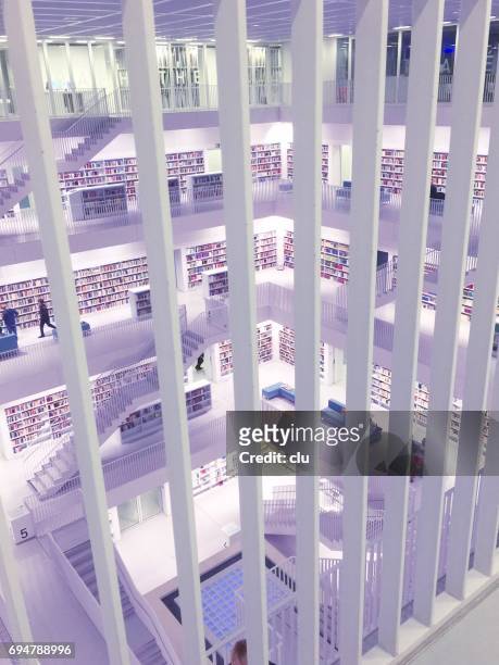 openbare bibliotheek van stuttgart, duitsland - stadtbibliothek - kreativität stockfoto's en -beelden