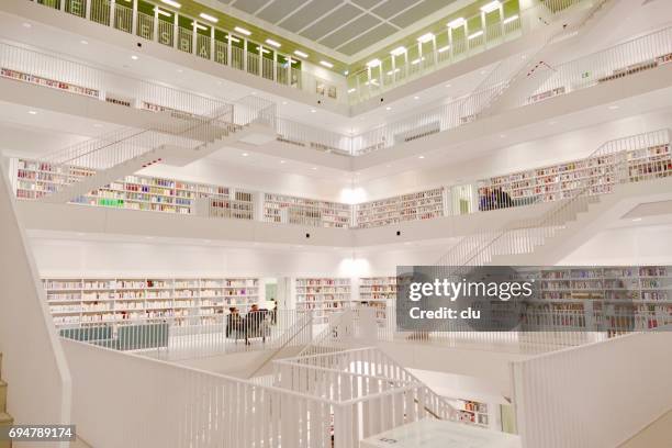 bibliothèque publique de stuttgart, allemagne - stadtbibliothek - konzepte und themen photos et images de collection