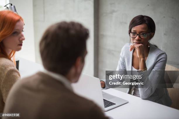 meeting mit financial advisor - banken versicherungen user stock-fotos und bilder