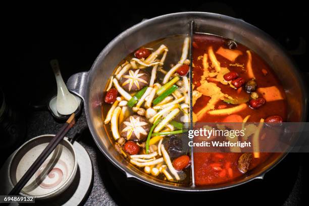 overhead view of chinese hot pot - hot pot dish fotografías e imágenes de stock
