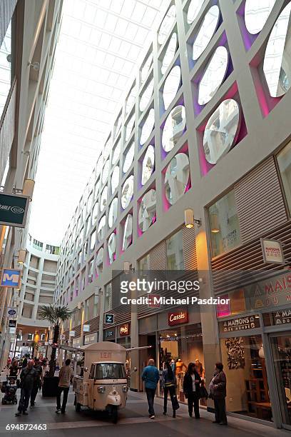 shopping-center monnaire - shoppingcenter stock pictures, royalty-free photos & images