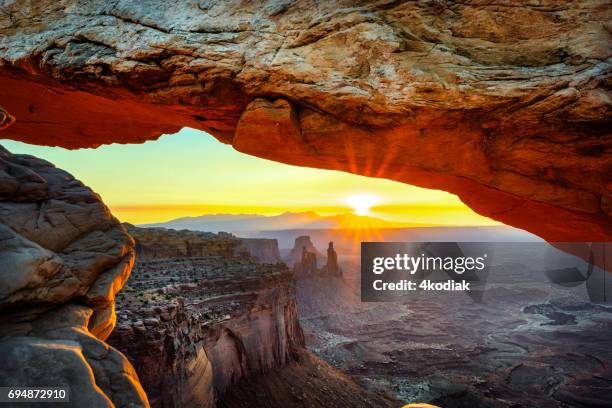 alba drammatica al mesa arch canyonlands national park di utha usa - arco mesa foto e immagini stock