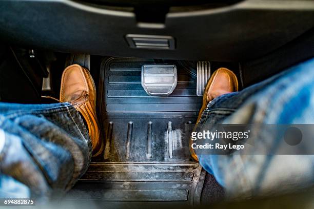 gas pedal - pedal do acelerador fotografías e imágenes de stock