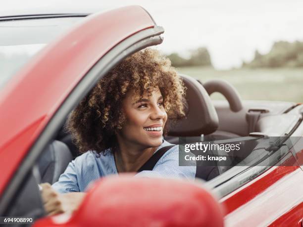 mooie vrouw autorijden cabriolet met veiligheid dragen van de veiligheidsgordel op - convertible stockfoto's en -beelden